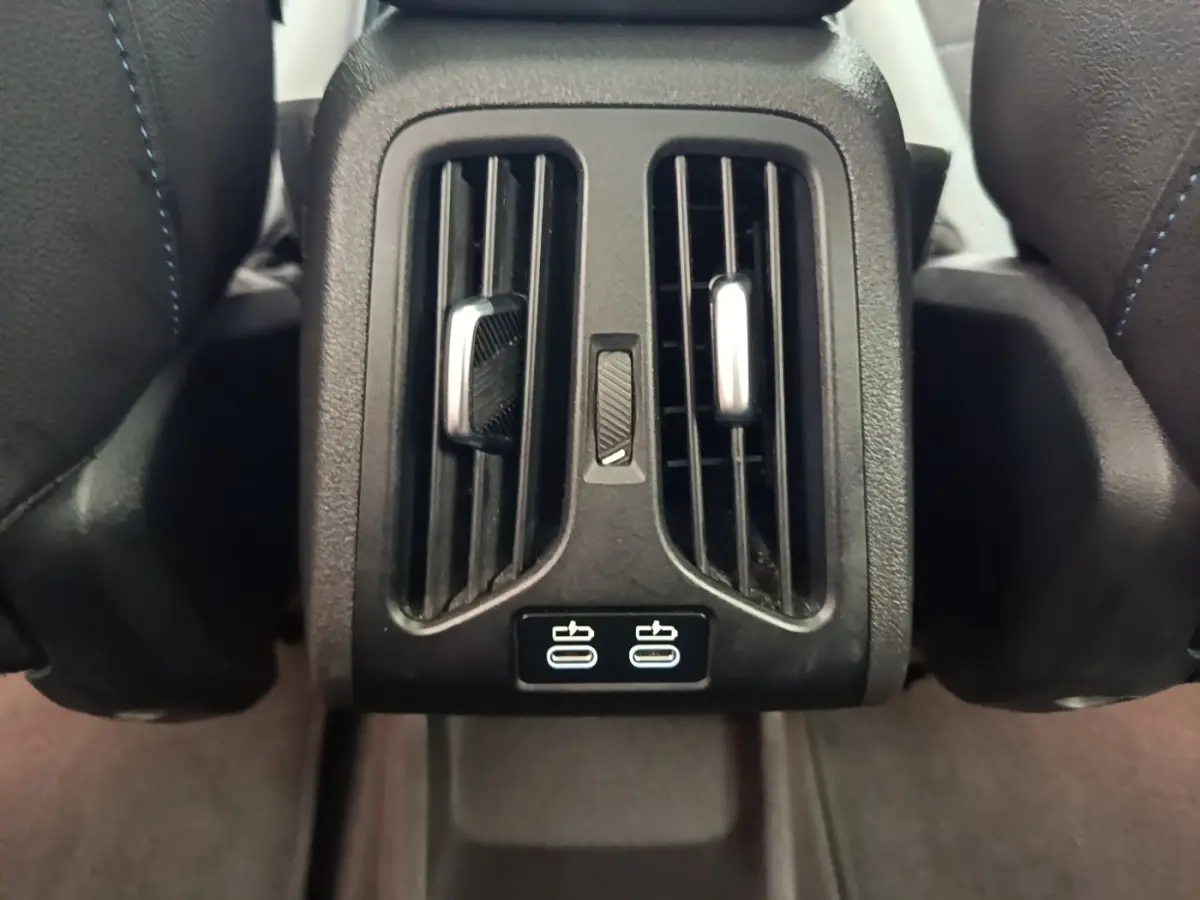 Gros plan sur les aérateurs arrière noirs avec commandes de ventilation et ports USB du BMW X1 xDrive25e M Sport 2023.