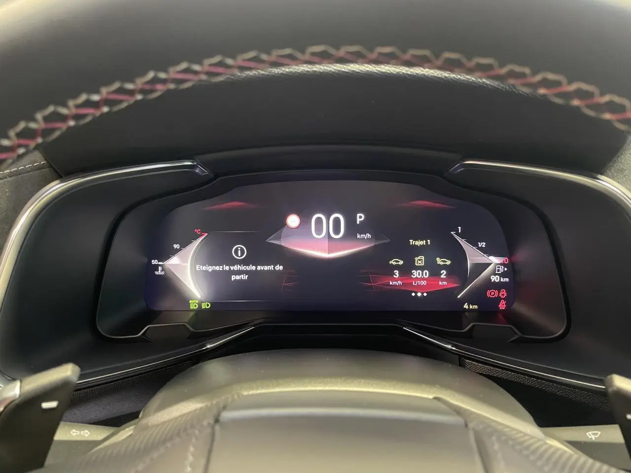 Vue rapprochée du combiné d'instrumentation numérique 12,3" du DS7 Crossback avec affichage moderne et volant en cuir noir.