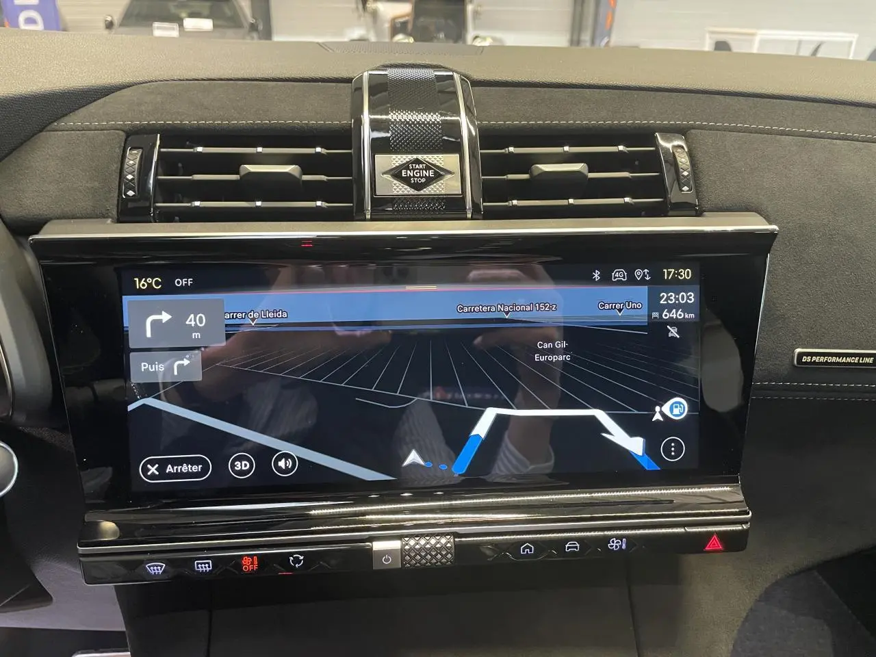 Vue rapprochée de la console centrale noire avec écran tactile 12" affichant la navigation du DS7 Crossback gris titanium.