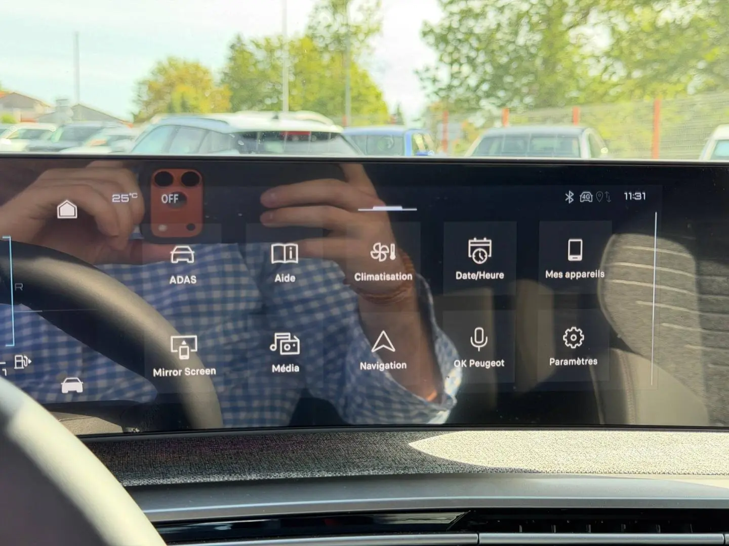 Vue intérieure du tableau de bord tactile du Peugeot 3008 noir Perla Nera avec affichage des fonctions multimédia et climatisation.