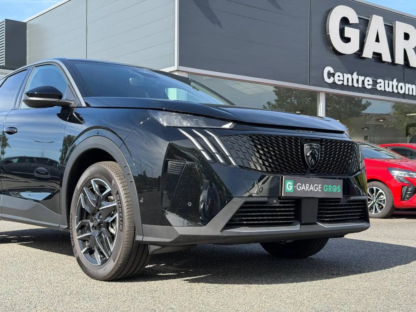 Peugeot 3008 noir Perla Nera vue 3/4 avant droit, avec calandre noire distinctive et jantes alliage noires.