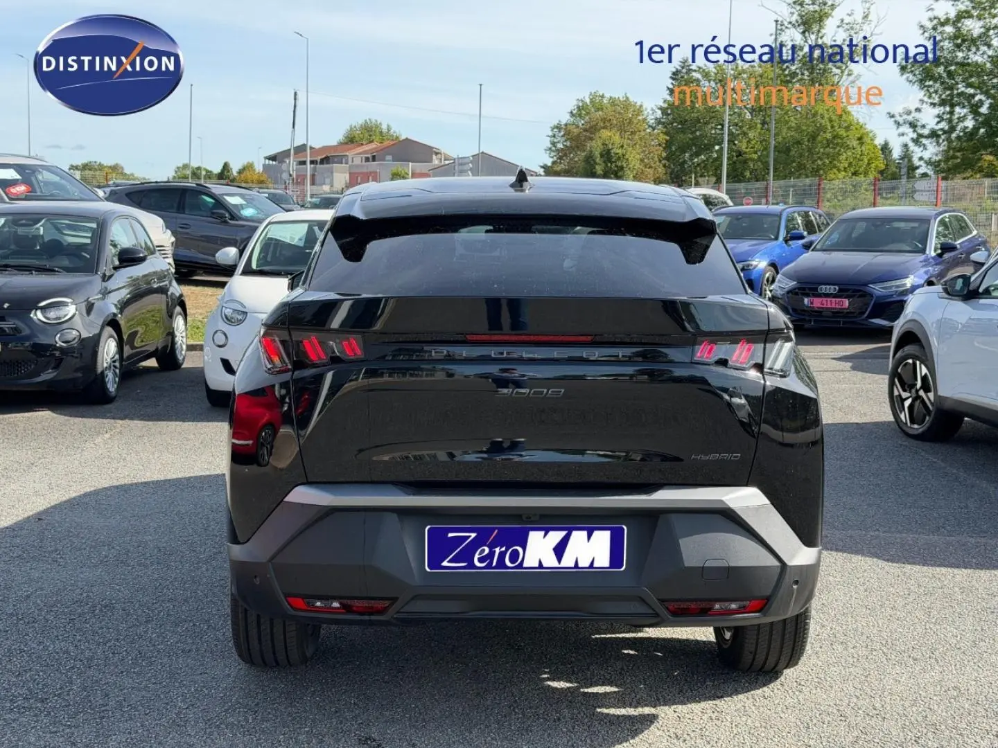 Vue arrière d’un Peugeot 3008 noir Perla Nera avec feux LED caractéristiques et becquet arrière.