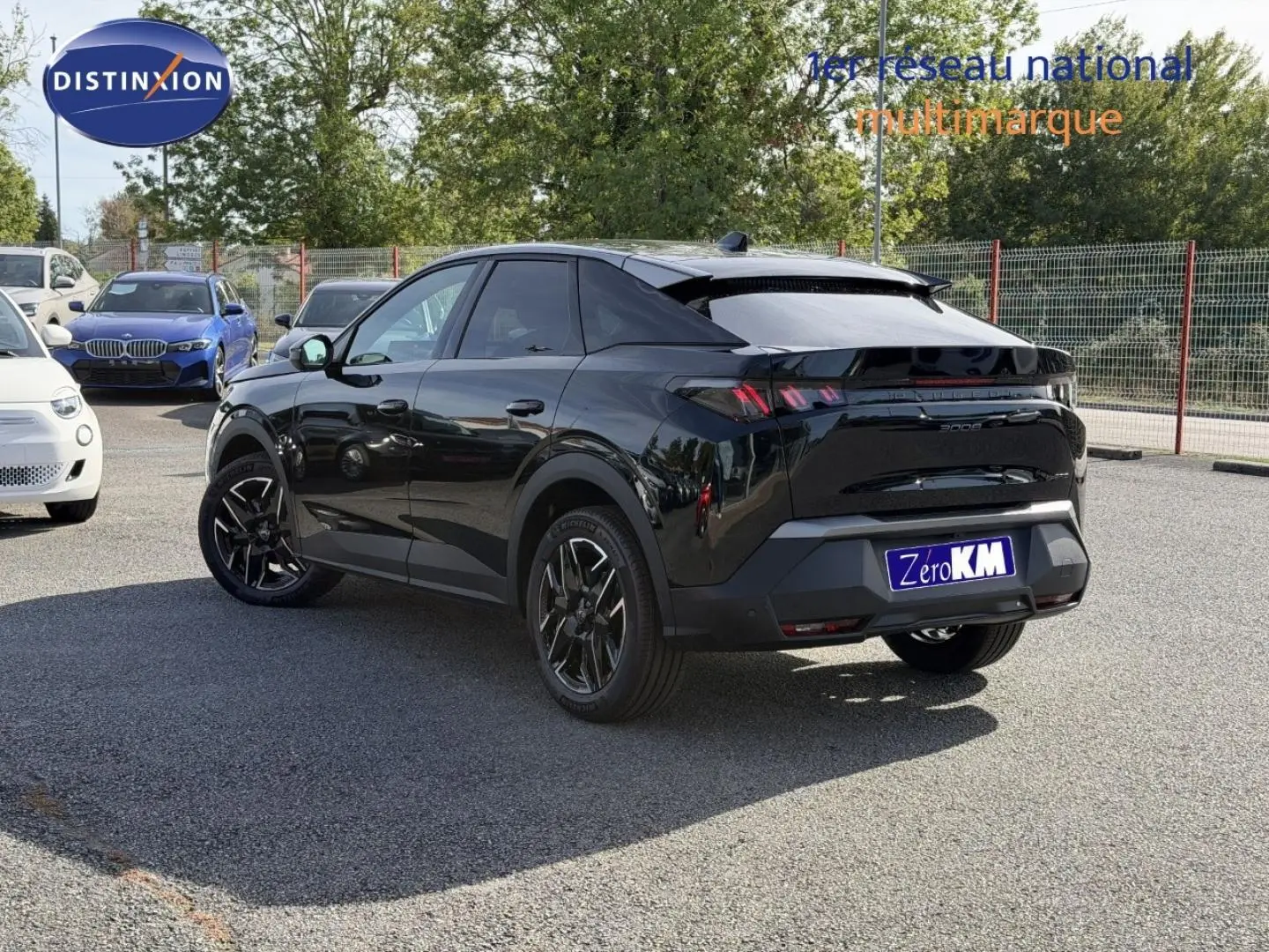 Peugeot 3008 noir Perla Nera vue 3/4 arrière droit, avec jantes noires et feux arrière LED distinctifs.