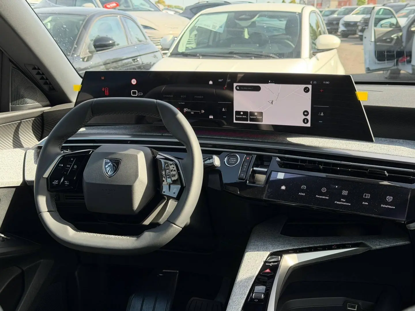 Vue intérieure du tableau de bord du Peugeot 3008 noir, avec volant multifonction et double écran tactile panoramique.