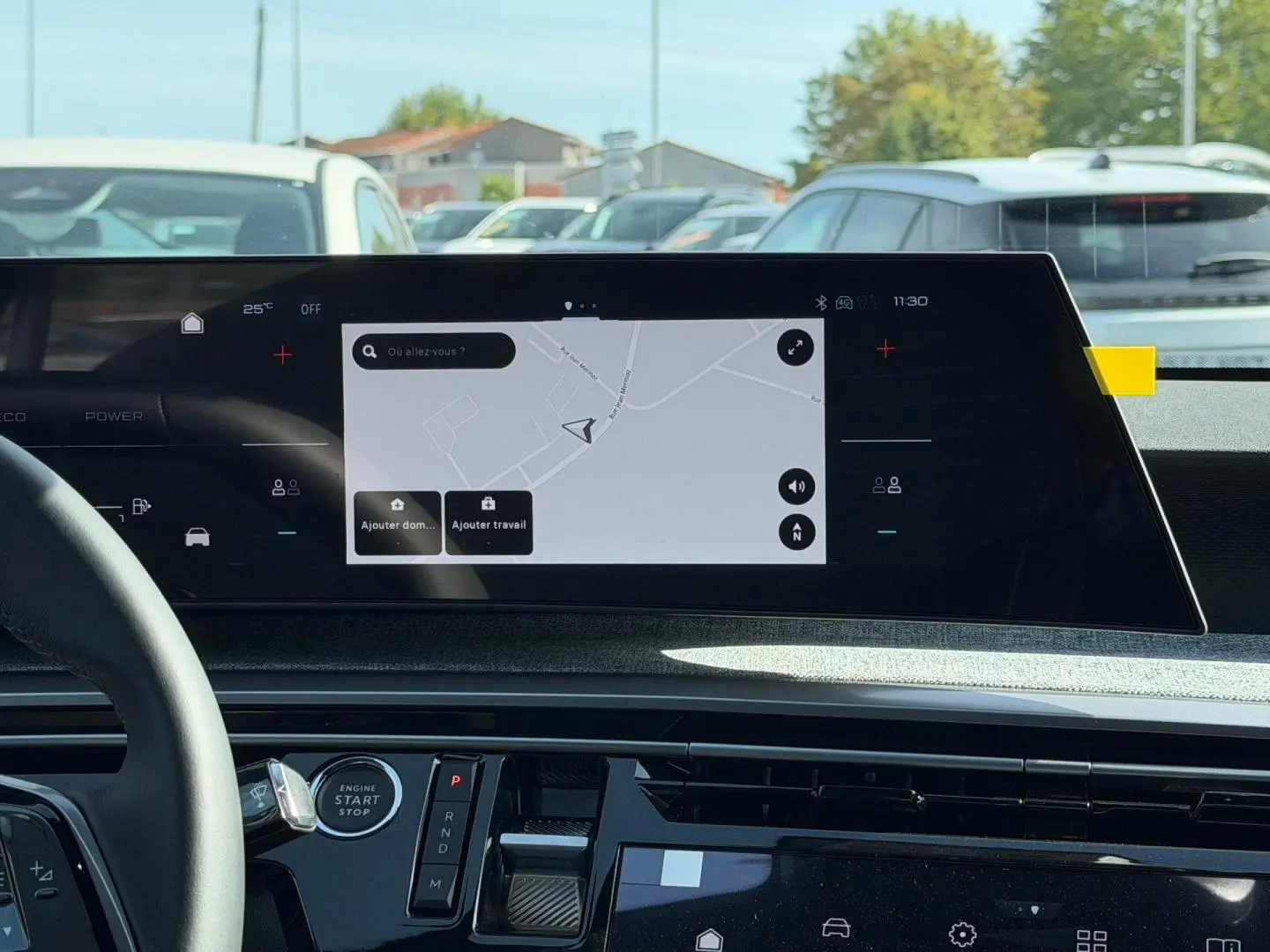 Vue intérieure du tableau de bord du Peugeot 3008 noir, avec écran tactile central affichant la navigation.