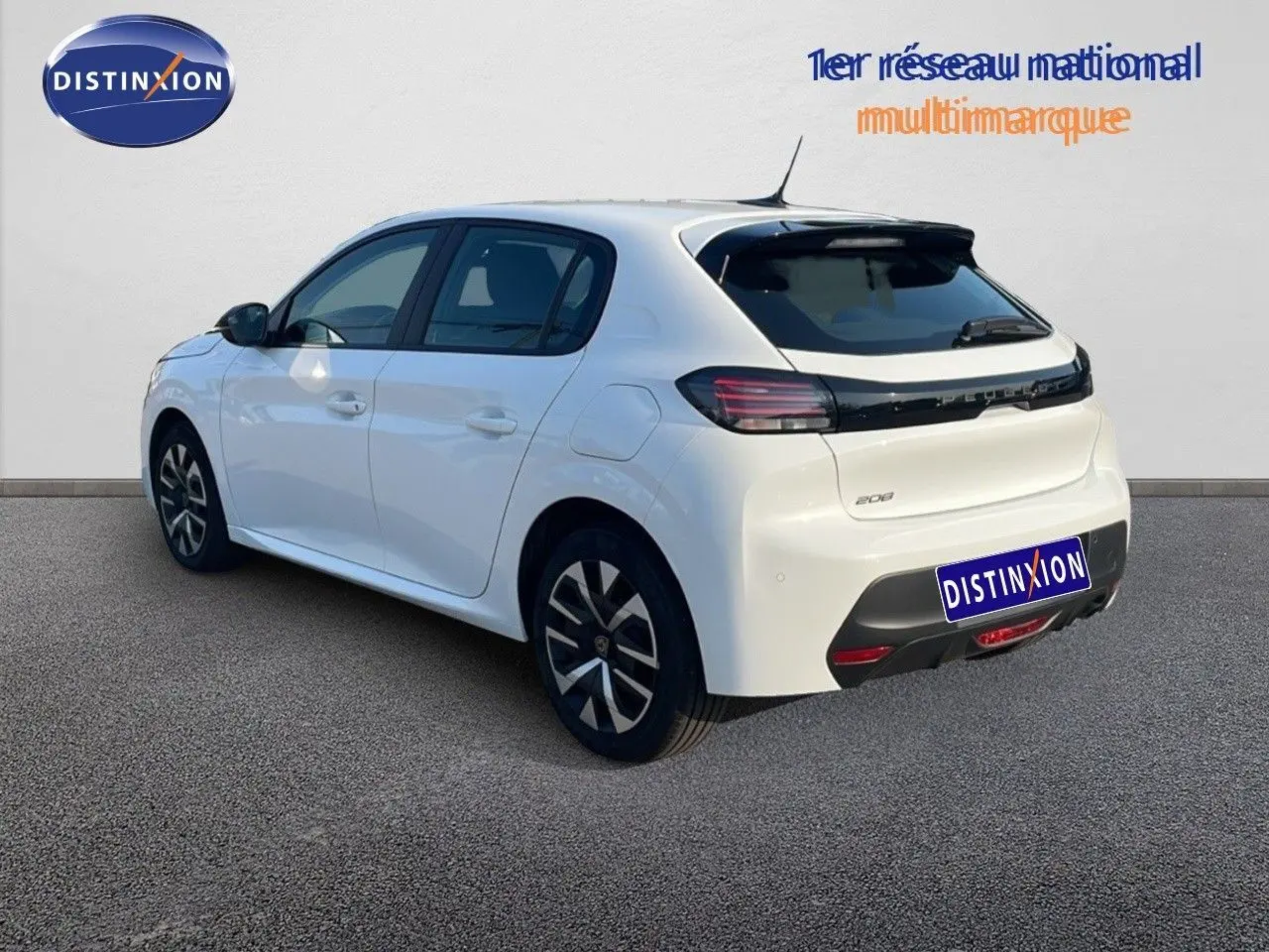 Vue 3/4 arrière droite d'une Peugeot 208 blanche Banquise 2024 avec feux arrière LED et jantes stylisées.