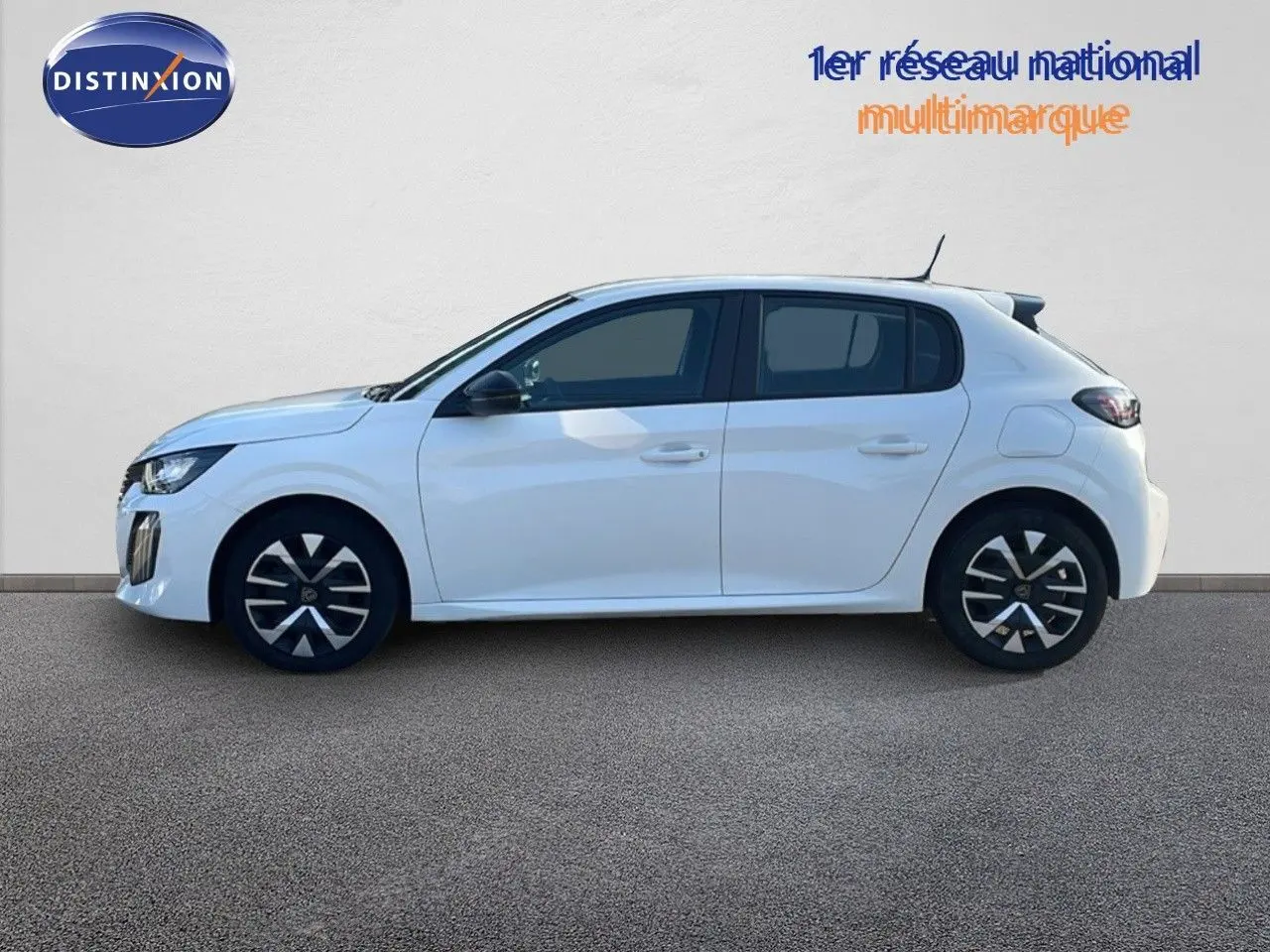 Profil latéral droit d'une Peugeot 208 blanche Banquise 2024 avec jantes noires et détails modernes.