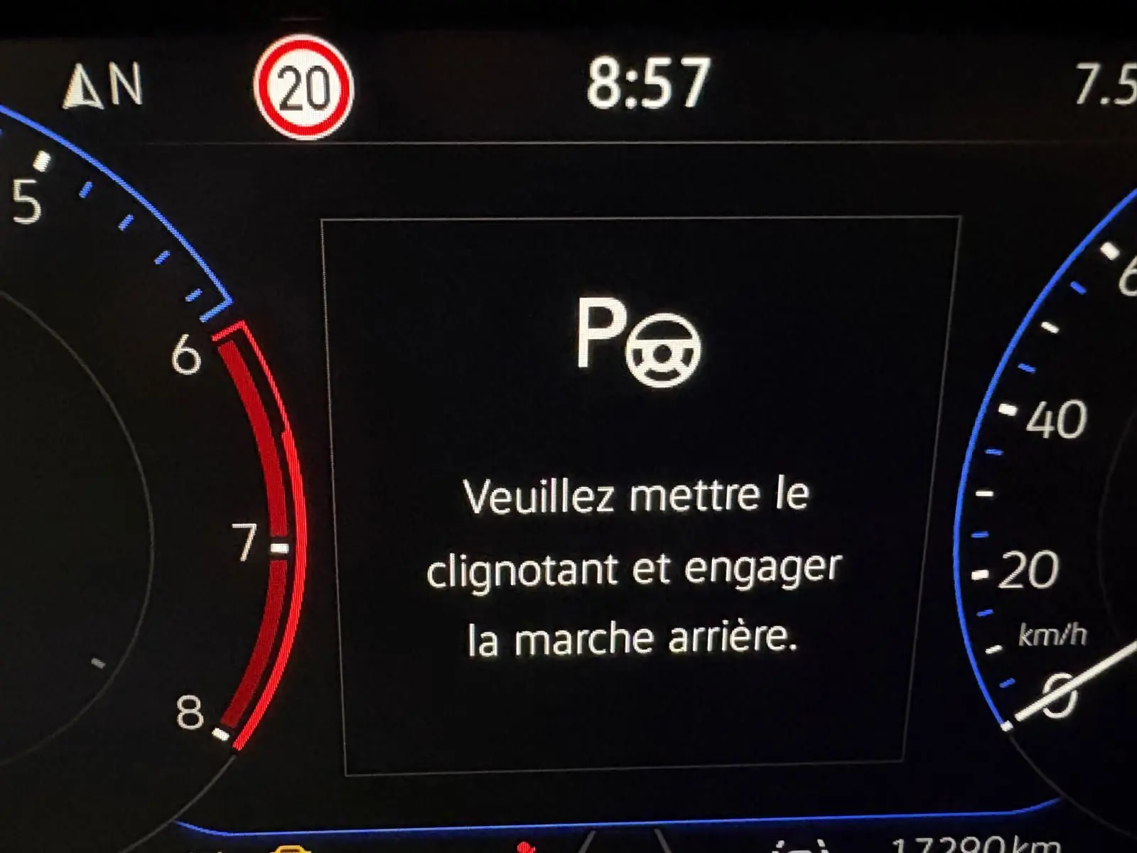 Affichage du tableau de bord numérique du Volkswagen T-Roc 2025 avec indication de mise en marche arrière et limite de vitesse à 20 km/h.
