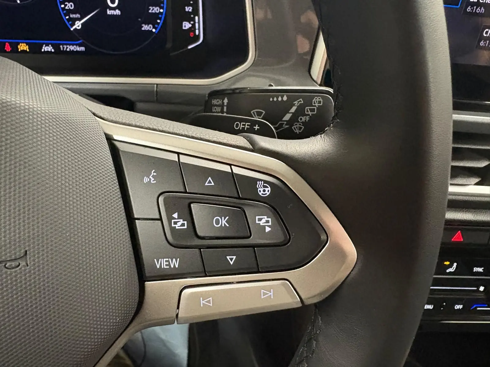 Gros plan sur les commandes du volant chauffant du Volkswagen T-Roc 1.5 TSI 150 DSG7 Style Edition, intérieur moderne.