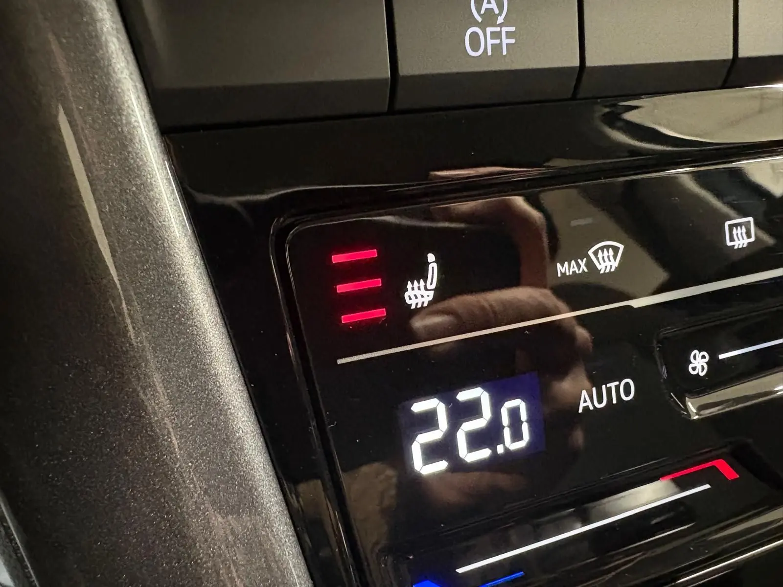 Gros plan sur la commande de chauffage des sièges avant allumé à trois niveaux dans un Volkswagen T-Roc 2025.