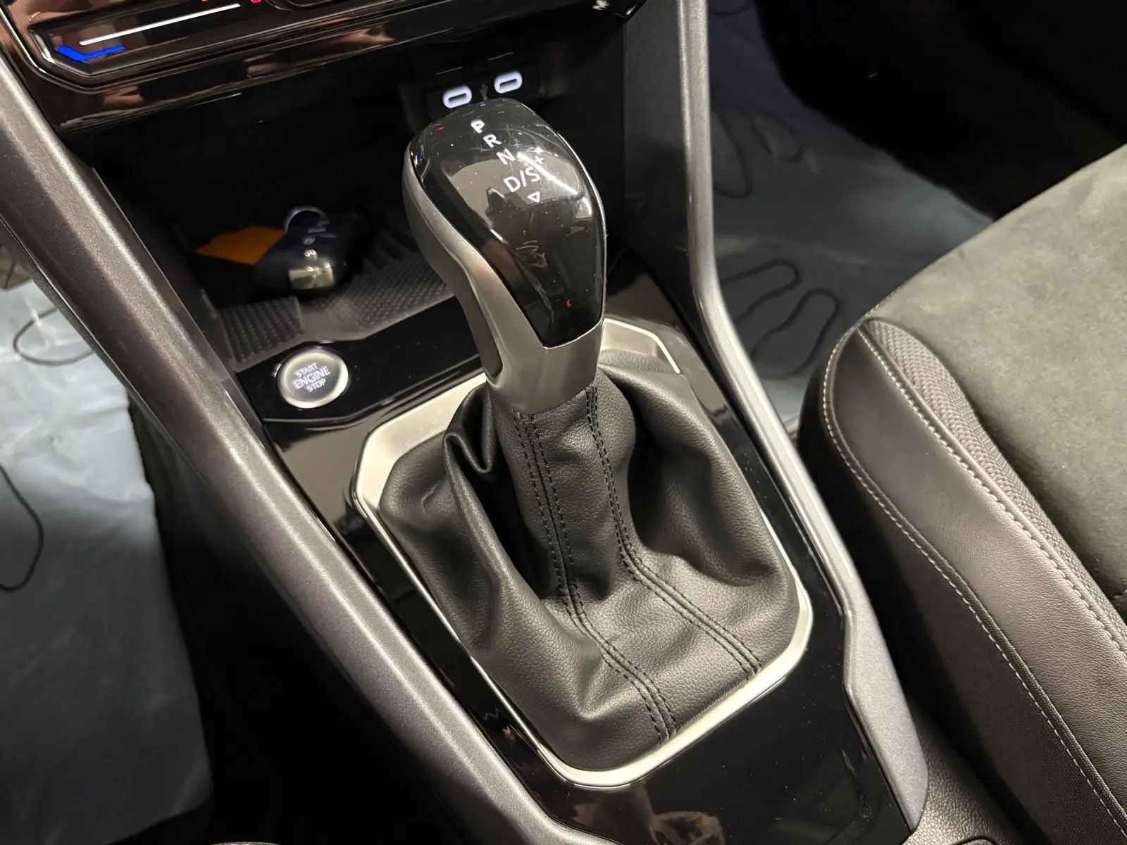 Le levier de vitesses automatique du Volkswagen T-Roc 1.5 TSI 150 DSG7, vue rapprochée de la console centrale.