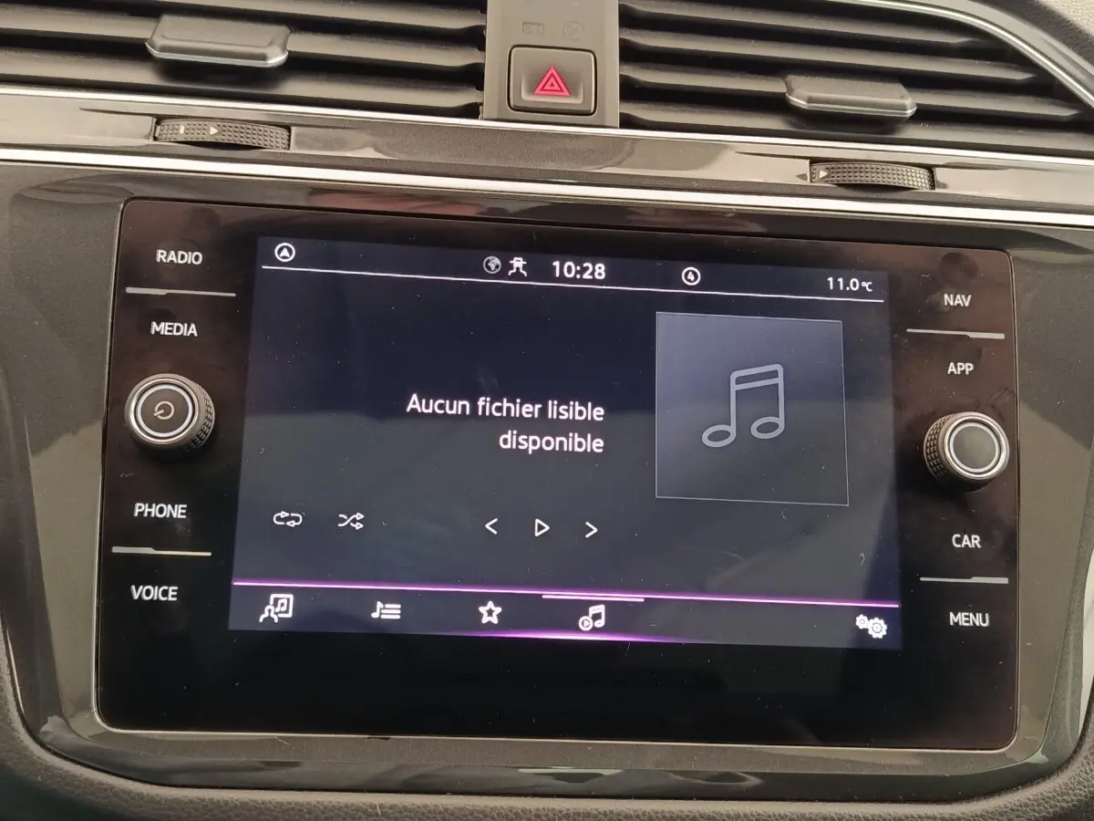 Vue rapprochée de l’écran tactile central noir du tableau de bord du Volkswagen Tiguan 2022 affichant "Aucun fichier lisible disponible".