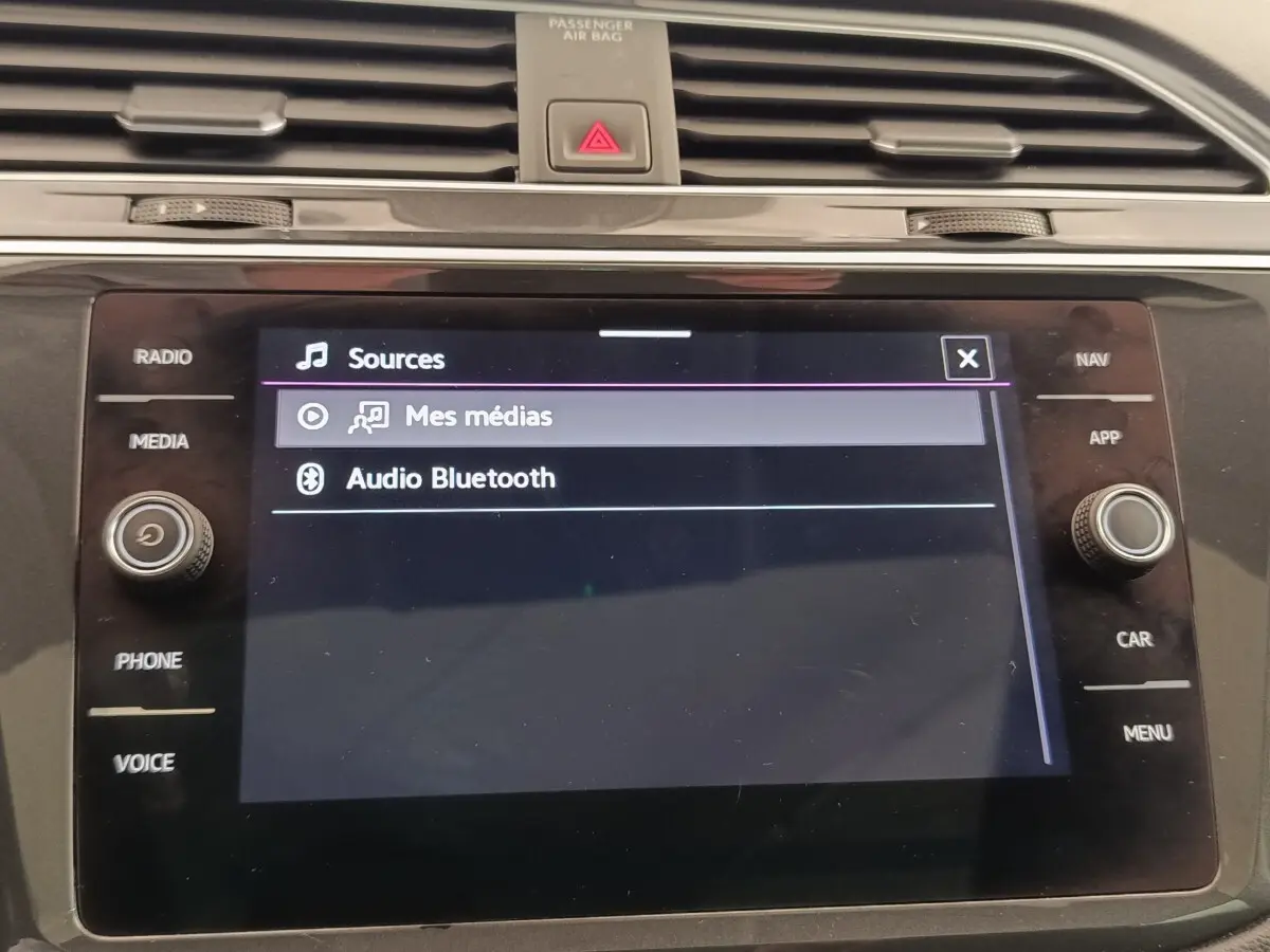 Écran tactile central du Volkswagen Tiguan 2.0 TDI 150 DSG7 Elegance affichant les sources audio Bluetooth et médias.