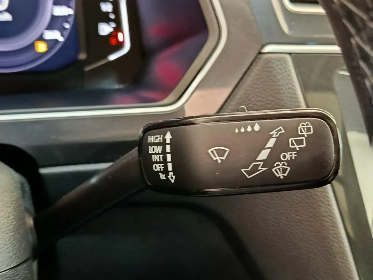 Gros plan sur la commande d’essuie-glace du Volkswagen Tiguan 2.0 TDI 150 DSG7 Elegance, intérieur noir.