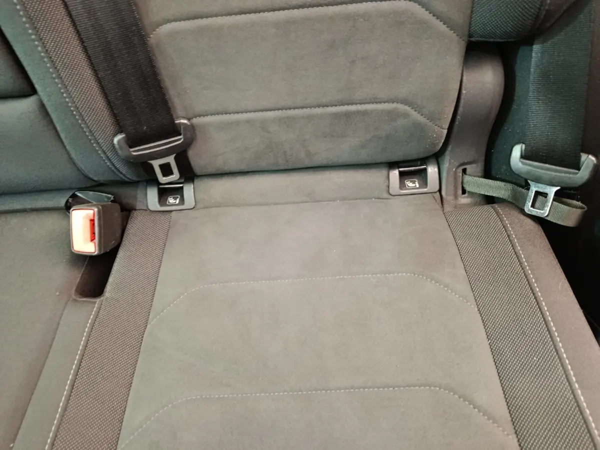 Gros plan sur la banquette arrière grise du Volkswagen Tiguan 2.0 TDI 150 DSG7 Elegance avec ceintures et fixations ISOFIX visibles.