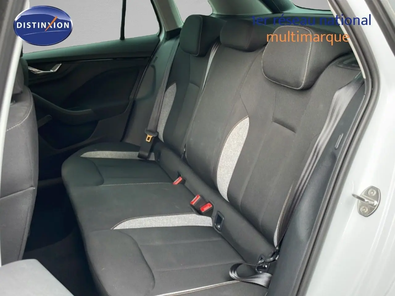 Vue intérieure côté droit des sièges arrière en tissu noir et gris d’un Skoda Kamiq blanc glacier 2025.
