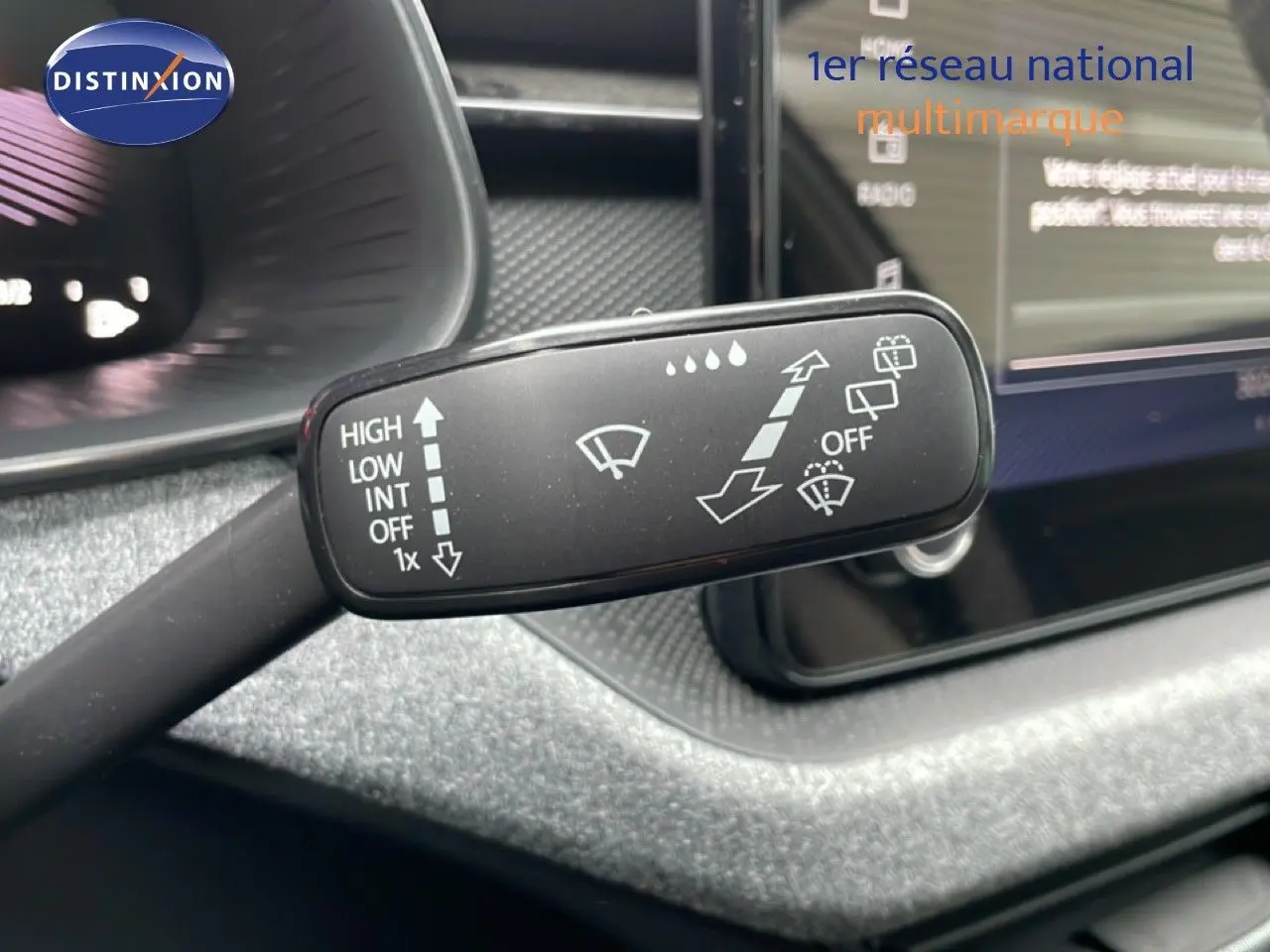 Gros plan sur la commande des essuie-glaces dans l’habitacle du Skoda Kamiq blanc glacier 2025.