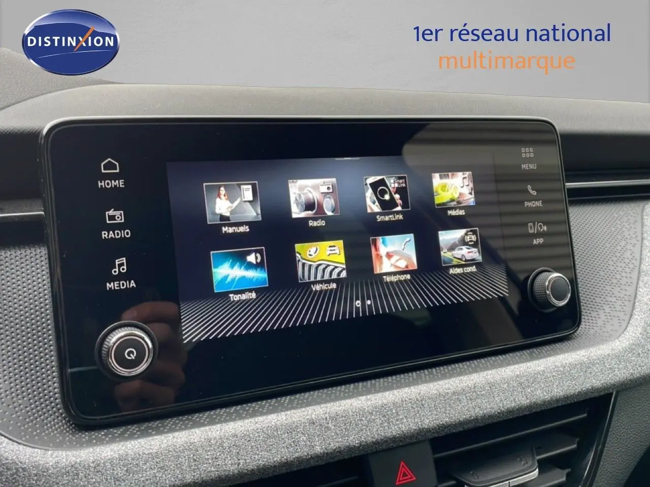 Écran tactile central du tableau de bord du Skoda Kamiq 2025 avec interface multimédia et commandes tactiles.
