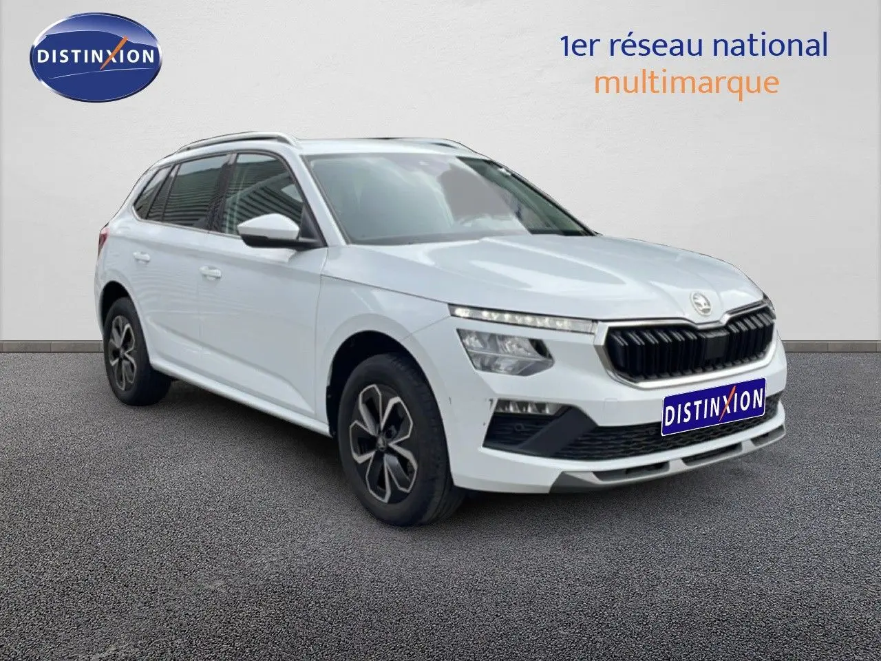 SUV Skoda Kamiq blanc glacier vu en 3/4 avant droit, avec calandre noire et jantes stylisées.