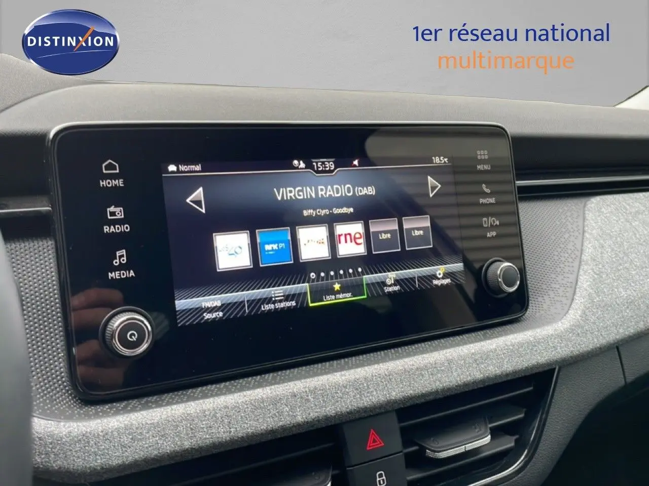 Vue rapprochée de l’écran tactile central du Skoda Kamiq 2025, affichant la radio Virgin Radio sur un tableau de bord gris texturé.