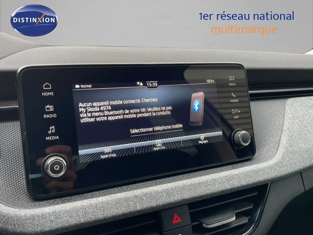 Écran tactile central du tableau de bord du Skoda Kamiq blanc glacier 2025 affichant la connexion Bluetooth.