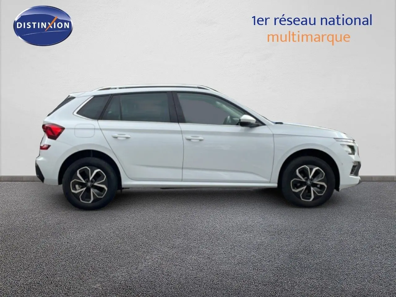 Vue de profil côté gauche d'un Skoda Kamiq blanc glacier 2025 avec jantes alliage et vitres teintées.