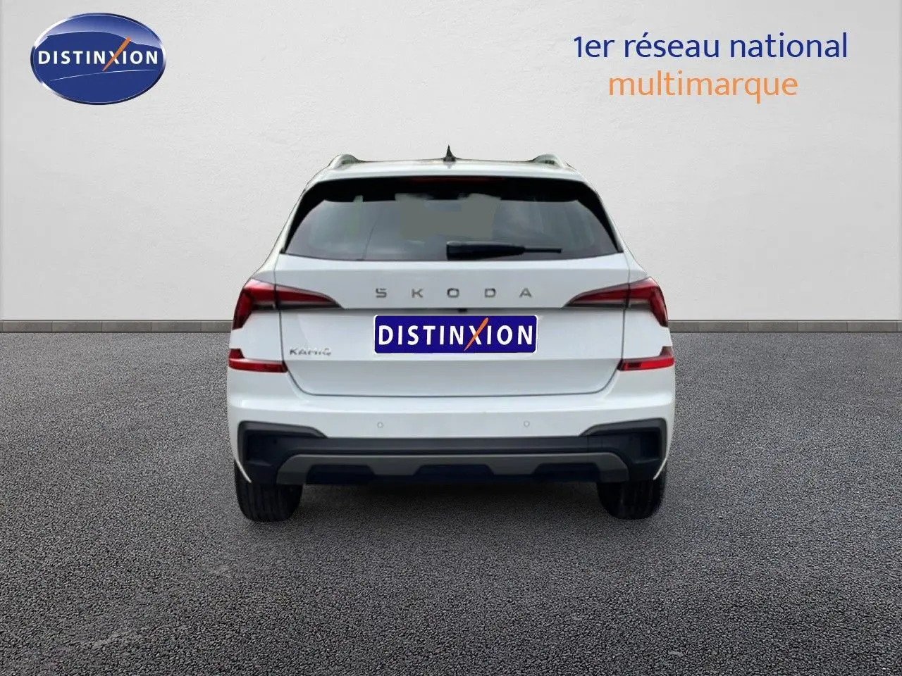 Vue arrière d'un Skoda Kamiq blanc glacier 2025 avec feux LED et logo SKODA visible sur un sol goudronné.