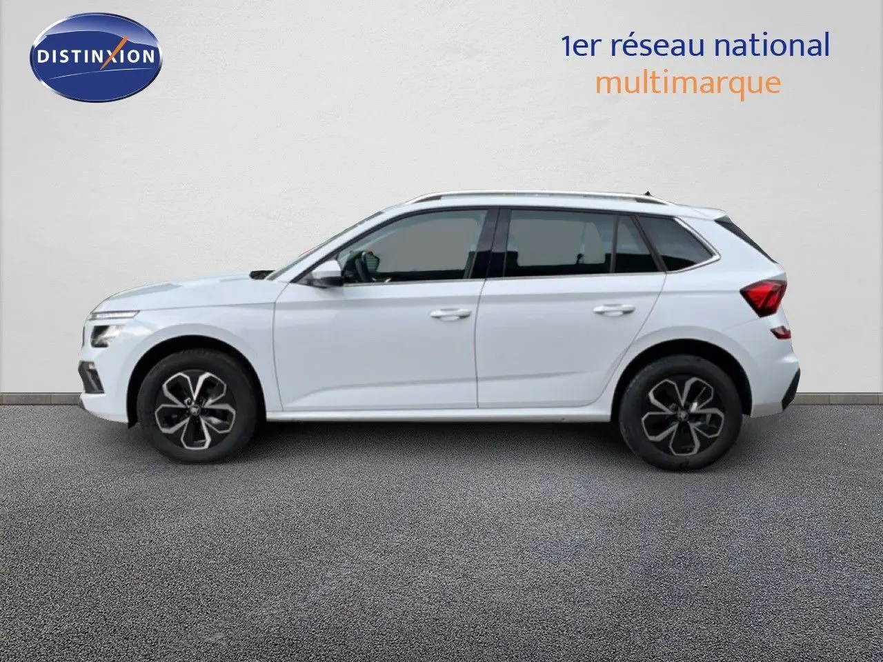Vue de profil côté gauche d'un Skoda Kamiq blanc glacier 2025 avec jantes noires et toit blanc.