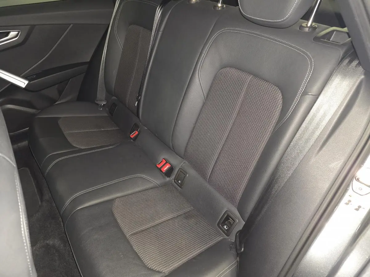Vue intérieure côté droit des sièges arrière en cuir noir et tissu gris de l'Audi Q2 S line Plus 2023.