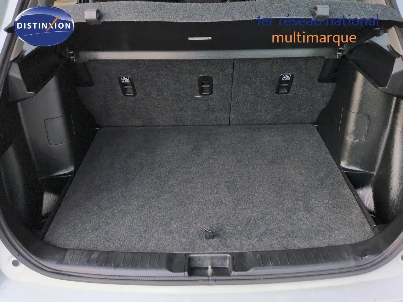 Coffre ouvert du Suzuki Vitara Galactic Gray, vue arrière montrant l'espace de chargement et la tablette cache-bagages.