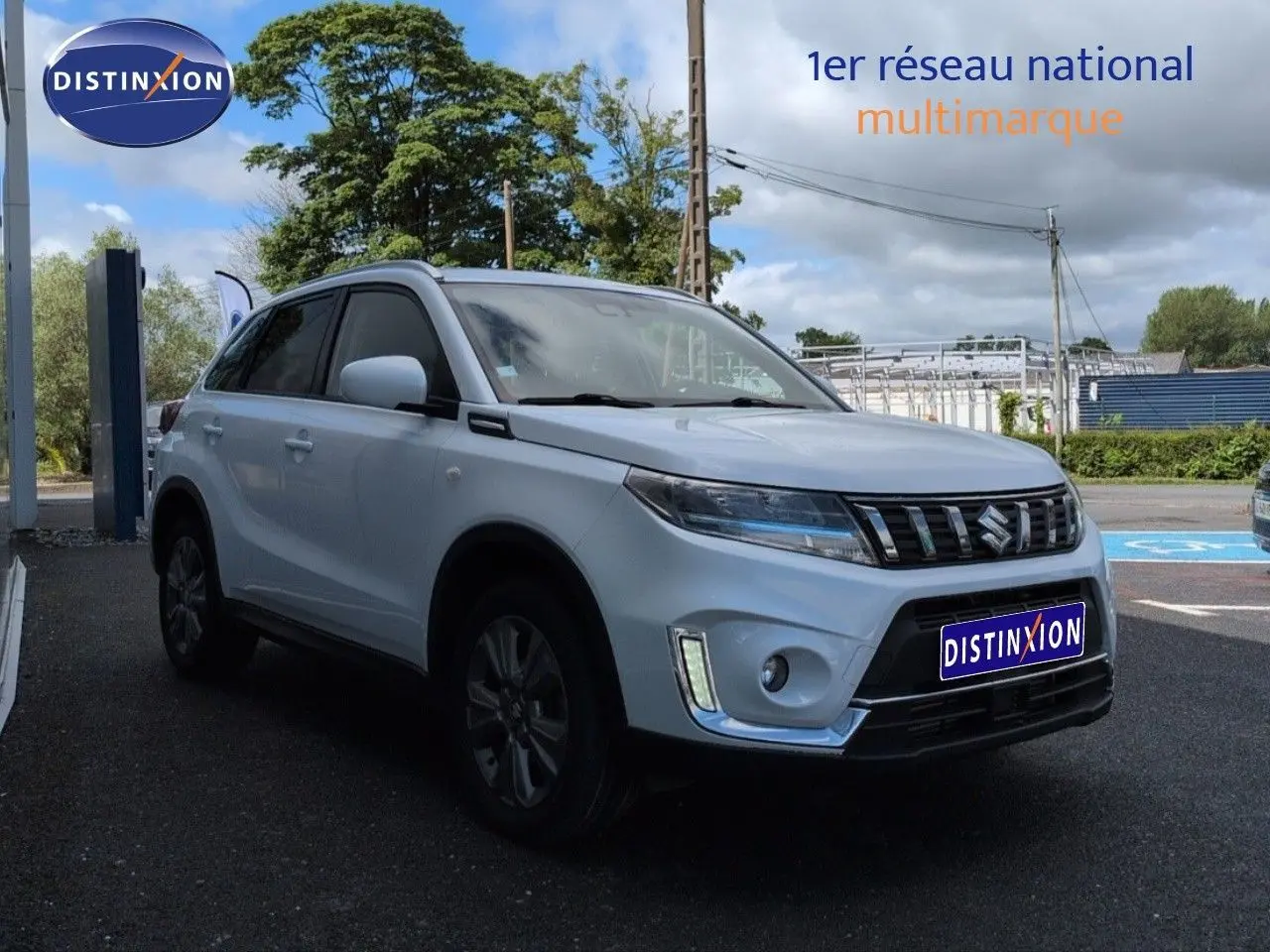 Suzuki Vitara 1.4 Boosterjet Hybrid gris Galactic, vue 3/4 avant droit avec calandre chromée et feux LED.