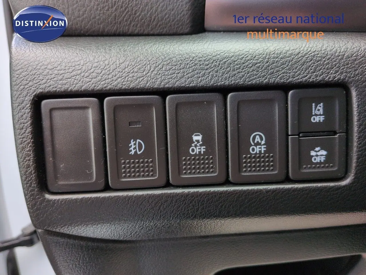 Gros plan sur les boutons de commande noirs du tableau de bord du Suzuki Vitara Galactic Gray, version hybride 2021.