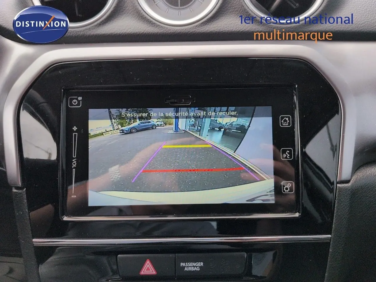 Écran tactile central montrant la caméra de recul du Suzuki Vitara Galactic Gray, intérieur noir avec finitions brillantes.