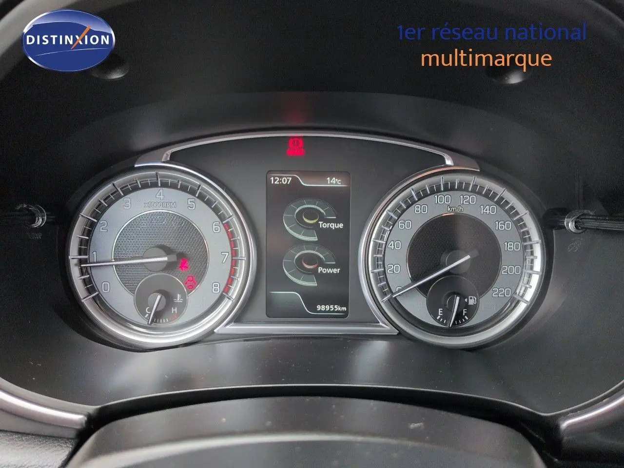 Tableau de bord du Suzuki Vitara 1.4 Boosterjet Hybrid 2021, affichage numérique entre compte-tours et compteur vitesse.