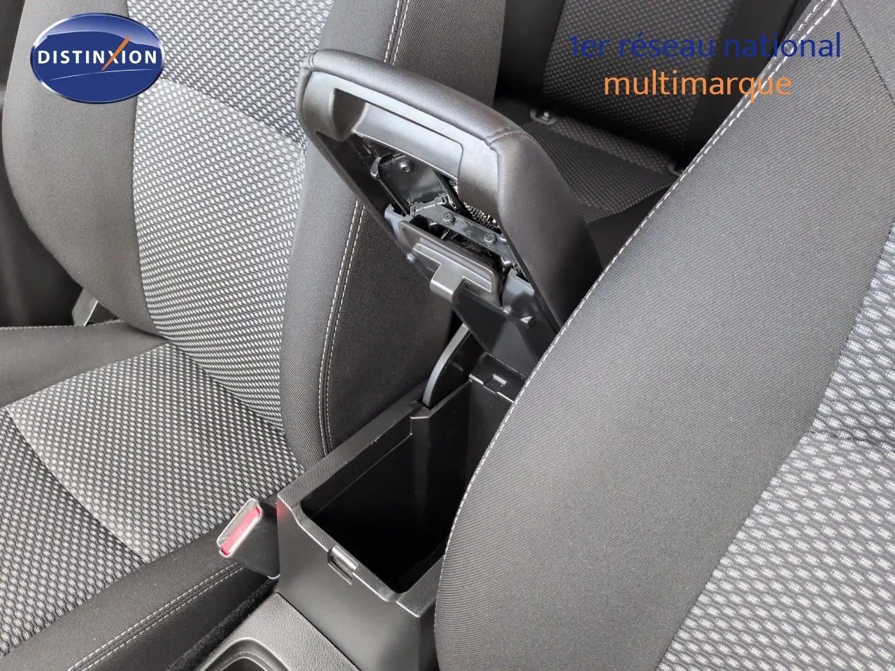 Vue rapprochée de l'accoudoir central ouvert entre les sièges avant en tissu noir du Suzuki Vitara Galactic Gray.