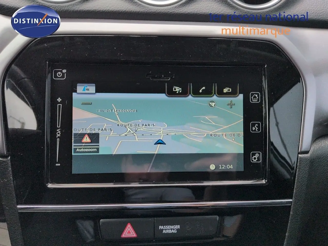 Écran tactile central affichant la navigation GPS dans l’habitacle noir du Suzuki Vitara Galactic Gray.