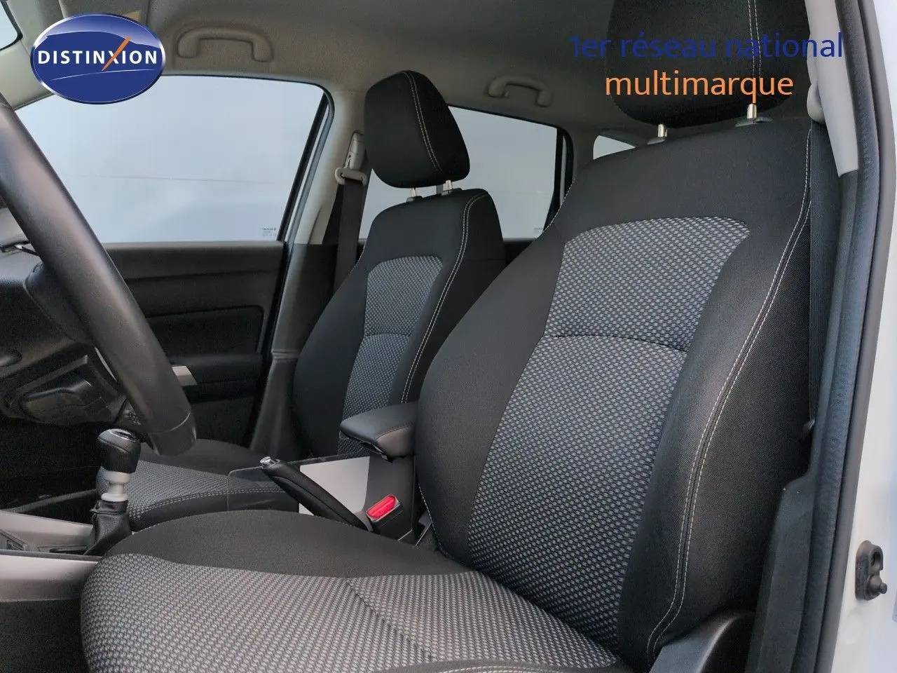 Vue intérieure côté conducteur du Suzuki Vitara 1.4 Boosterjet Hybrid 2021, sièges tissu noir avec surpiqûres blanches.