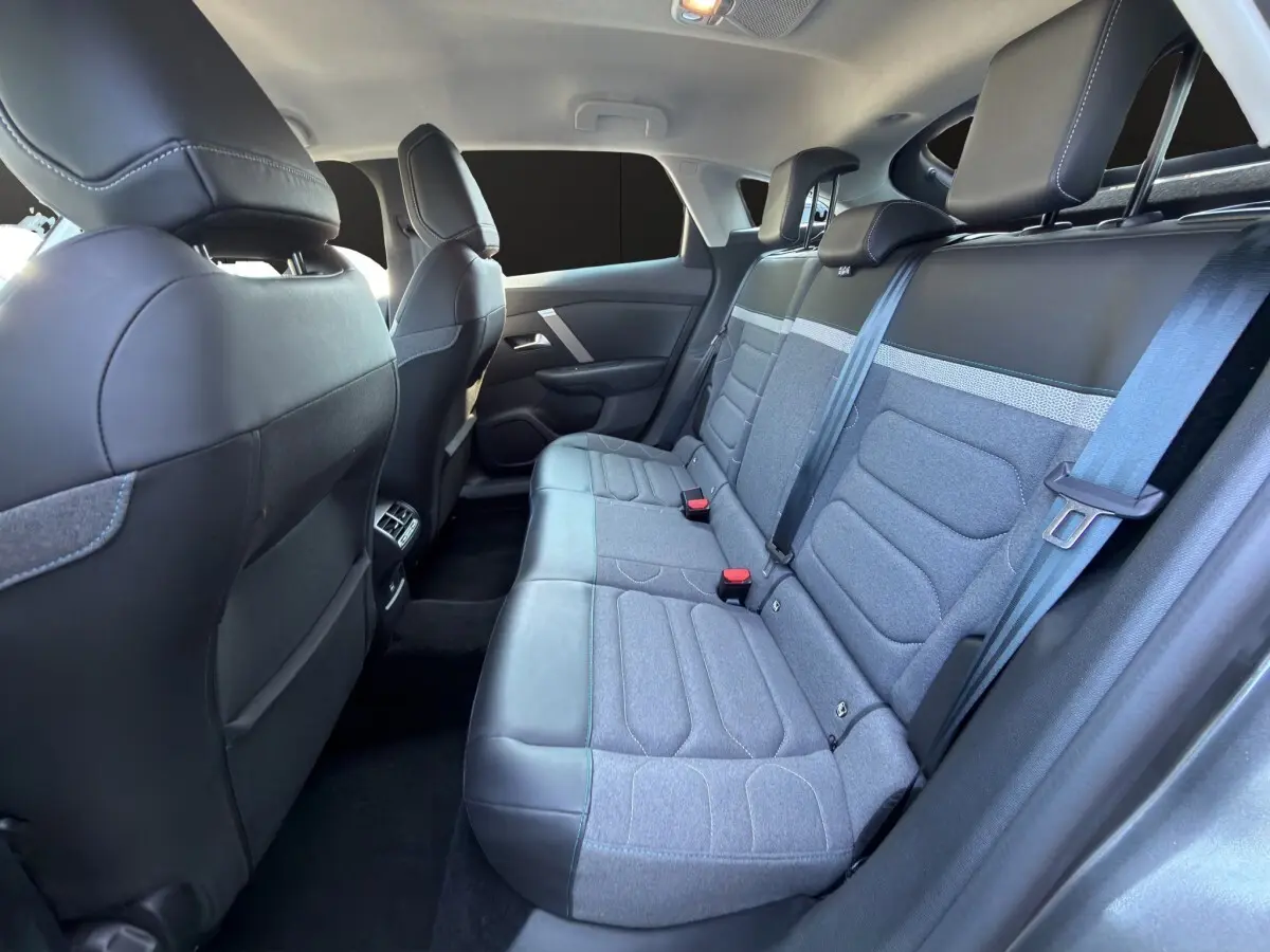 Vue intérieure arrière côté droit de la banquette bi-matière gris clair et cuir noir du Citroën C4 2023.