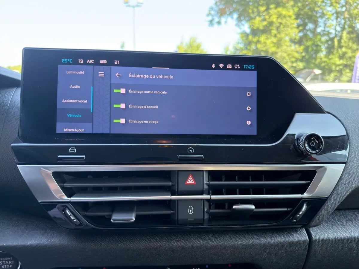 Vue rapprochée de l’écran tactile central et des aérateurs du tableau de bord d’une Citroën C4 gris foncé 2023.