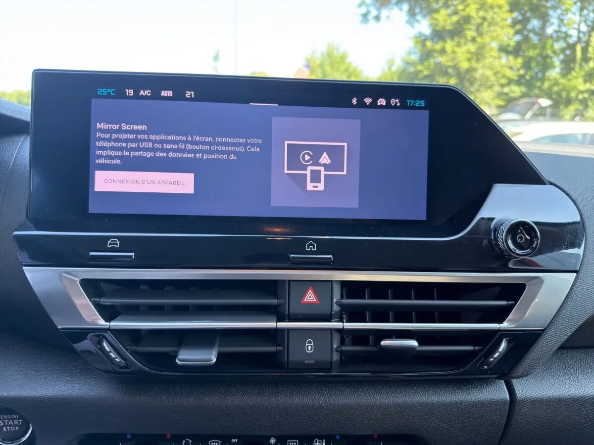 Vue rapprochée de l’écran tactile central et des commandes de climatisation du tableau de bord d’une Citroën C4 2023.