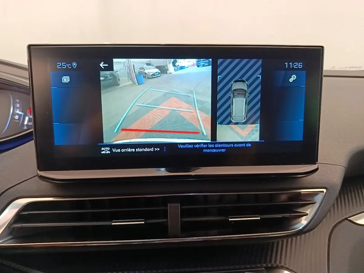 Écran tactile central du Peugeot 3008 noir 2022 affichant la caméra de recul et l’aide au stationnement.