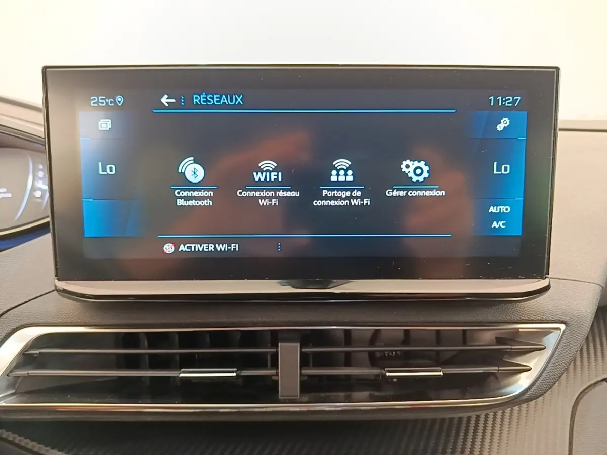 Écran tactile central du Peugeot 3008 noir 2022 affichant les options de connexion Bluetooth et Wi-Fi.