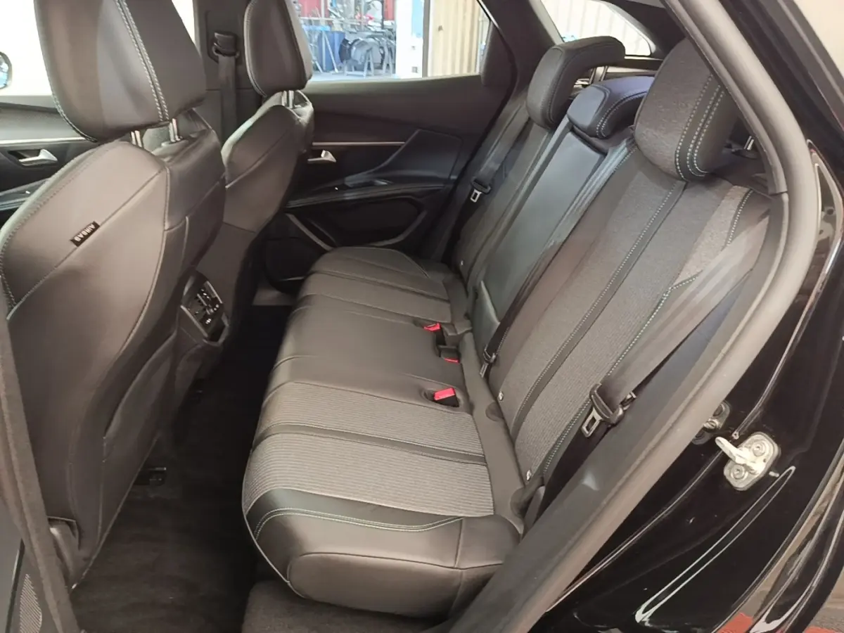 Vue côté droit de la banquette arrière noire en cuir et tissu du Peugeot 3008 PureTech 130 Allure 2022.