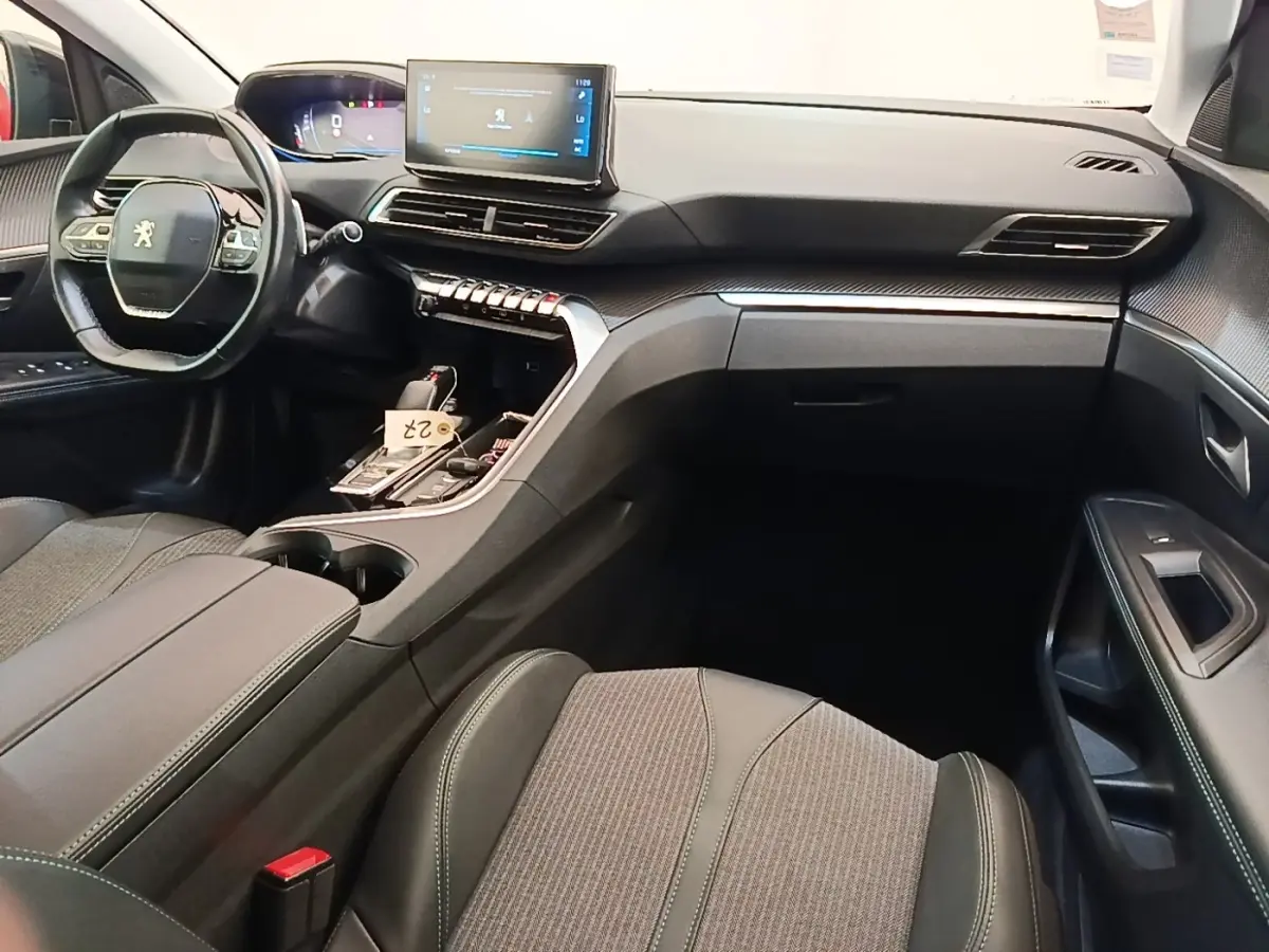 Vue intérieure côté conducteur du Peugeot 3008 noir 2022, avec tableau de bord digital et écran tactile central.