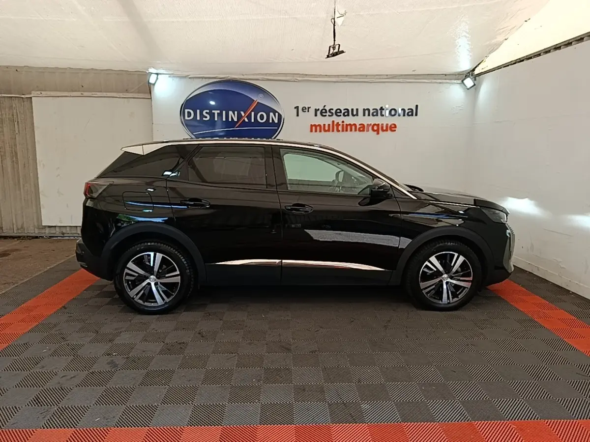 Profil latéral droit d'un Peugeot 3008 noir 2022 dans un showroom, avec jantes alliage et vitres teintées.