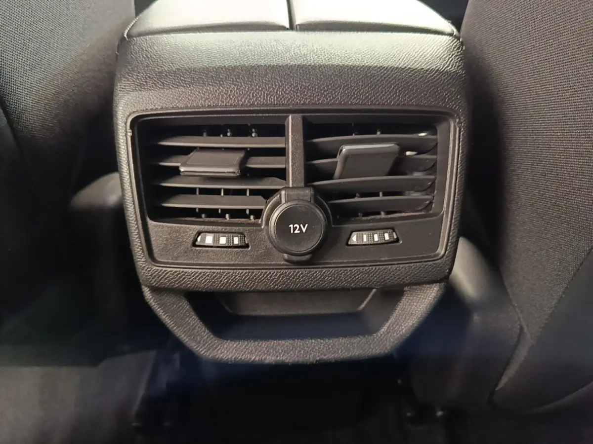 Gros plan sur la sortie d'air arrière noire avec prise 12V du Peugeot 3008 PureTech 130 Allure 2022.