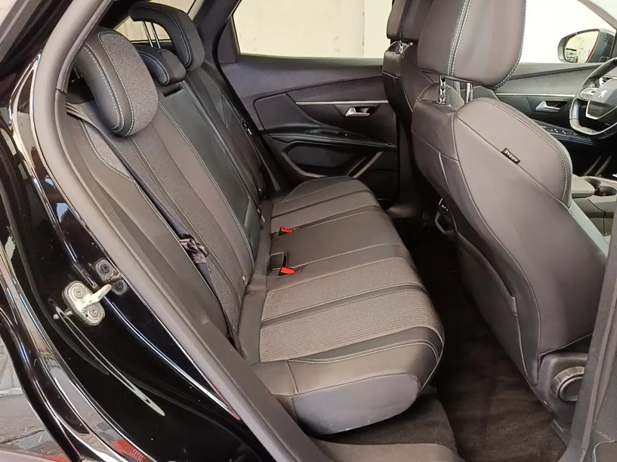 Vue intérieure côté gauche sur la banquette arrière noire du Peugeot 3008 PureTech 130 Allure 2022.