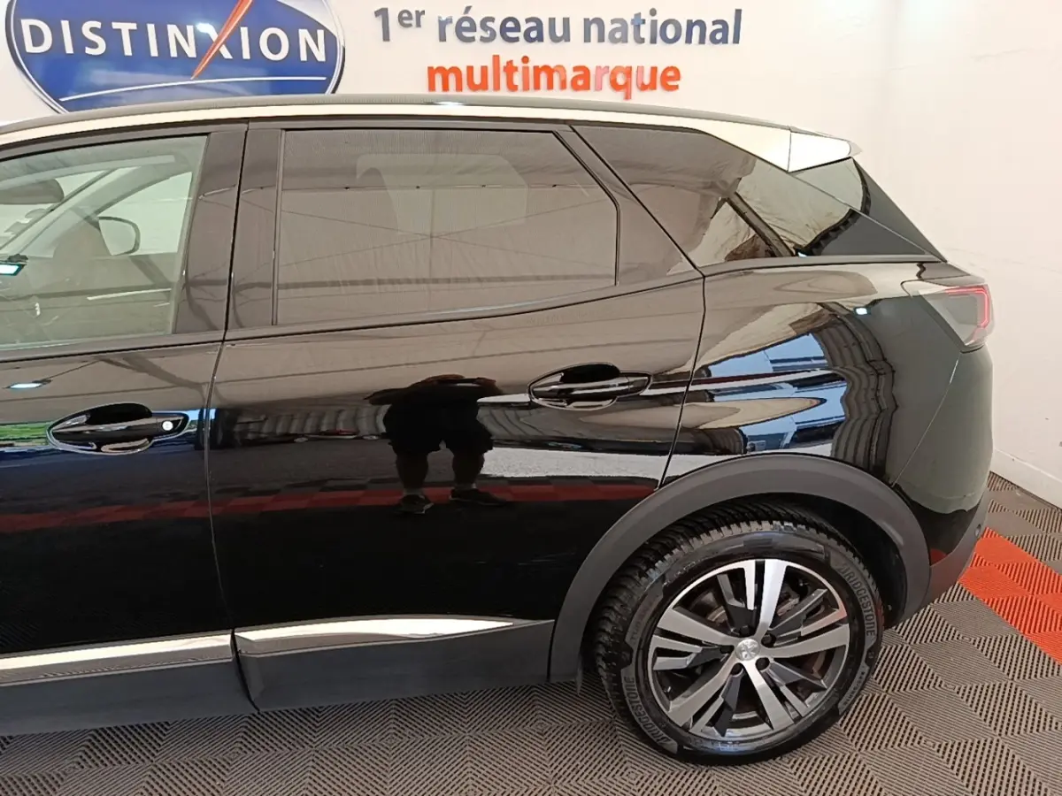 Vue latérale côté droit du Peugeot 3008 noir, mettant en valeur la roue arrière et les lignes de caisse lisses.