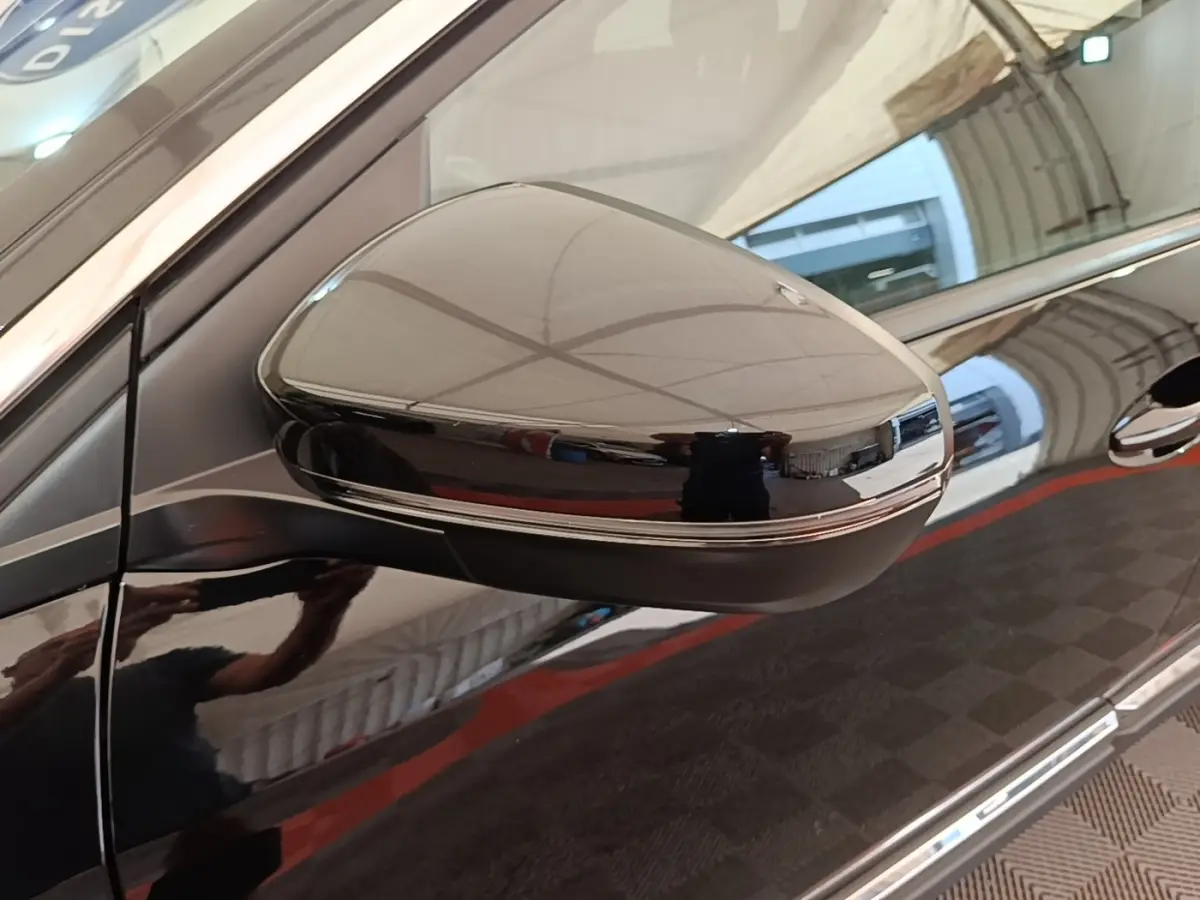 Gros plan sur le rétroviseur côté gauche noir brillant du Peugeot 3008 PureTech 130 Allure 2022.