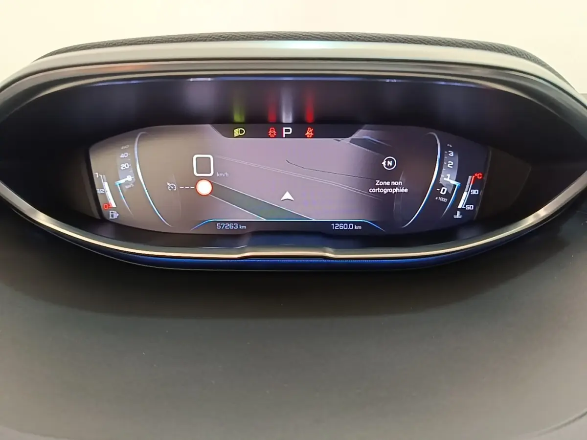 Affichage numérique du tableau de bord du Peugeot 3008 PureTech 130, avec navigation et indicateurs lumineux.